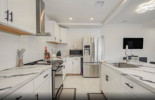 Cleveland House | Modern 3BR Home | Yard, Pet OK, BBQ Grill & Free Parking