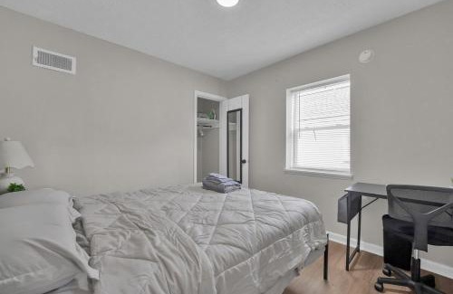 Hilltop House | Modern 3BR Near Downtown & Casino, Pet-friendly, Fast Wi-Fi, Laundry