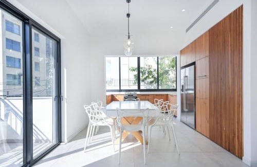 Old North Apartment | Modern 3BR Next to the Sea by HolyGuest