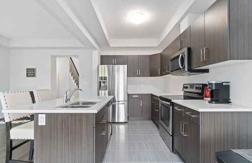 Welland House | Modern 3BR Welland Retreat | 5 Min to Shops, Dining & Trails