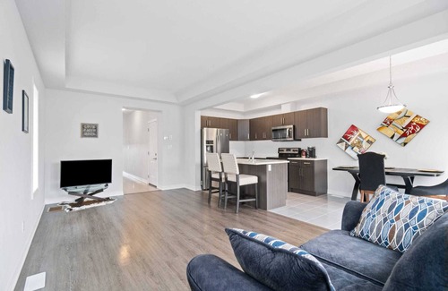 Welland House | Modern 3BR Welland Retreat | 5 Min to Shops, Dining & Trails