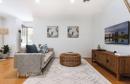 Lyons House | Modern 3BR with Courtyard in Lyons