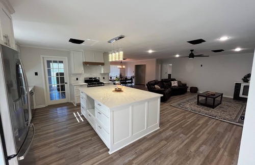 Monroe House | Modern 4/2.5 with 5 beds, close to stores/interstates, perfect for work crews