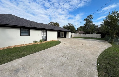 Monroe House | Modern 4/2.5 with 5 beds, close to stores/interstates, perfect for work crews