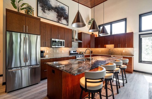 Okauchee Lake House | Modern 4 BD/4 BA, MIL Suite, Near Amenities & Lake