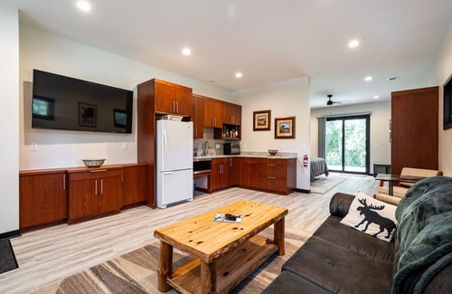 Okauchee Lake House | Modern 4 BD/4 BA, MIL Suite, Near Amenities & Lake