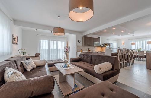 Debeljak Villa | Modern 4 BD villa with heated pool for up to 8 guests