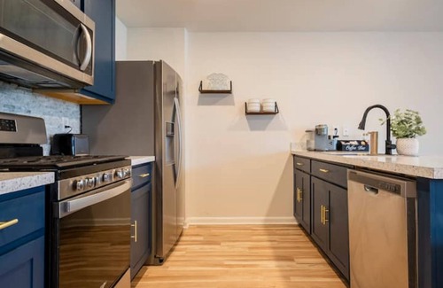 Dover House | Modern 4 bdr with King size bed Patio and Late Checkout!