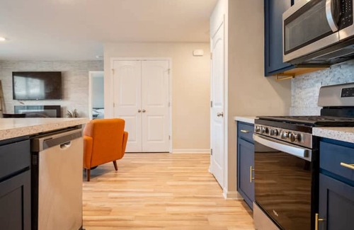 Dover House | Modern 4 bdr with King size bed Patio and Late Checkout!