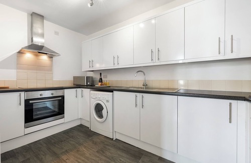 Acresford Apartment | Modern 4 bed 3 bath apartment, free parking