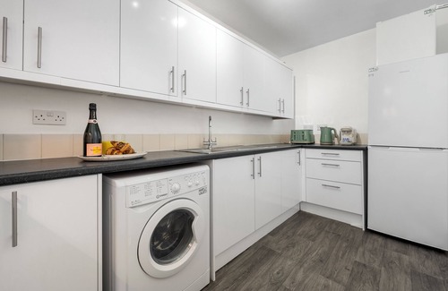Acresford Apartment | Modern 4 bed 3 bath apartment, free parking