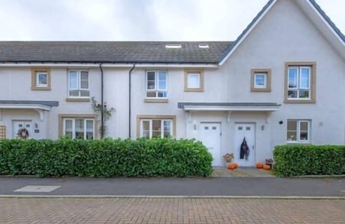 Liberton House | Modern 4-Bed Edinburgh House with Private Parking at City Centre