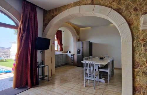 Xaghra Apartment | Modern 4-Bed Home in Ix-Xaghra, Valley view Pool