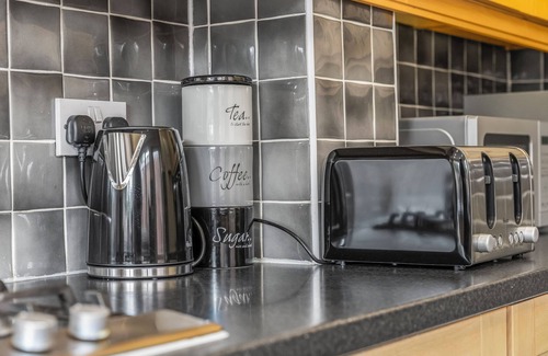 Weston on Trent House | Modern 4-Bedroom Serviced Apartment in Coventry – Comfort, Space & Tranquillity
