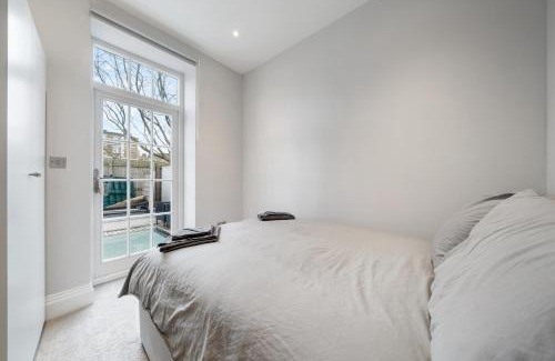 Cathedrals House | Modern 4 Bedroom Townhouse with Cinema Room in the heart of London SE1