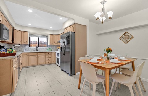 Castro Valley House | Modern 4 Bedroom Vacation home @ Castro Valley, King or Queen for all