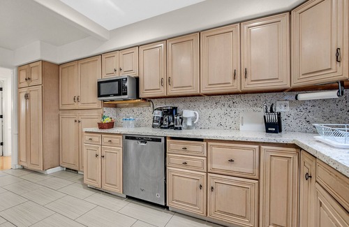 Castro Valley House | Modern 4 Bedroom Vacation home @ Castro Valley, King or Queen for all