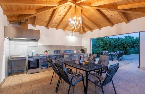 Buje Villa | Modern 4-BR Villa with pool and sauna close to the beach
