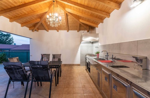 Buje Villa | Modern 4-BR Villa with pool and sauna close to the beach