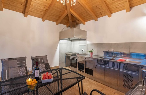 Buje Villa | Modern 4-BR Villa with pool and sauna close to the beach