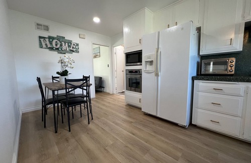 Thousand Oaks House | Modern 4 King Beds/Beauty Large yard/Golf/WFH/Long Stay/WIFI/FWY/25mins to Beach