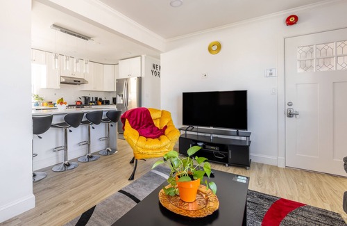 Northwest Yonkers House | Modern 4BD/3BA w/Parking & deck & 29 min>NYC