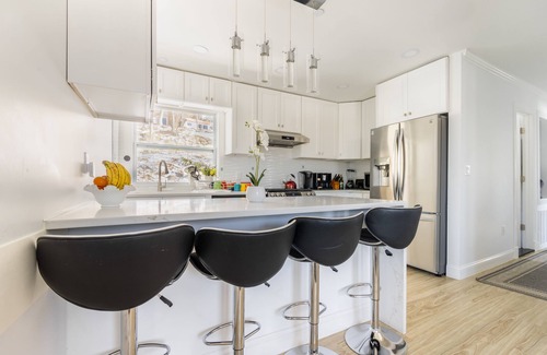Northwest Yonkers House | Modern 4BD/3BA w/Parking & deck & 29 min>NYC