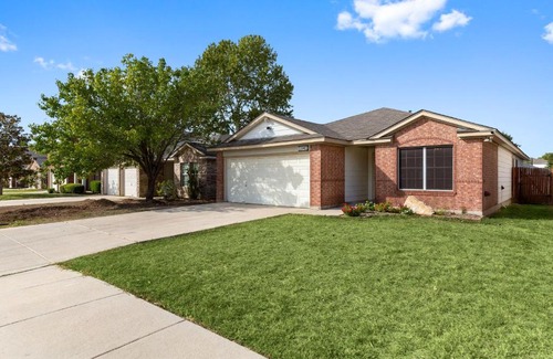 Wetmore House | Modern 4bd sleeps 8, min from 6 Flags Fiesta Texas