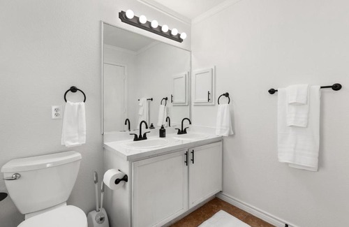 Wetmore House | Modern 4bd sleeps 8, min from 6 Flags Fiesta Texas