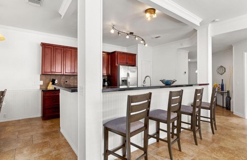 Wetmore House | Modern 4bd sleeps 8, min from 6 Flags Fiesta Texas