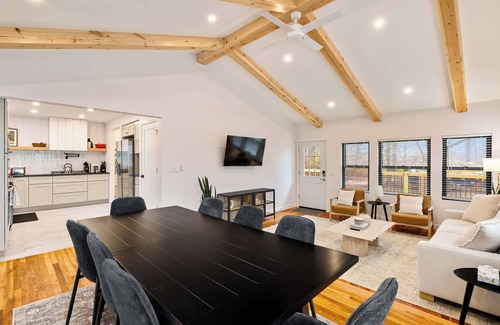 South Lyon House | Modern 4BR/3BA South Lyon Getaway