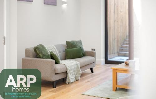 Coulsdon West Apartment | Modern 4BR Home, Ideal for Long Stays & Relocation