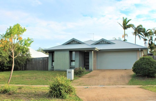 Clinton House | Modern 4BR house near Airport