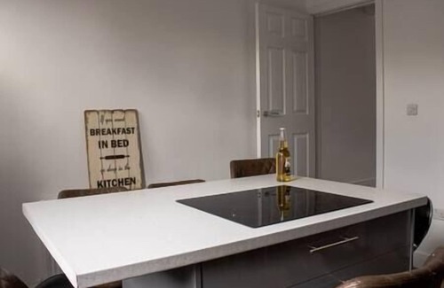 Leeds House | Modern 5 Bed En-suite House | Sleeps up to 9 | Free parking