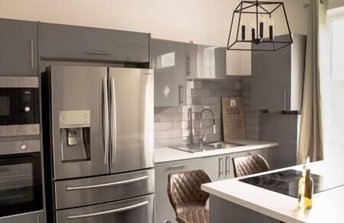 Leeds House | Modern 5 Bed En-suite House | Sleeps up to 9 | Free parking