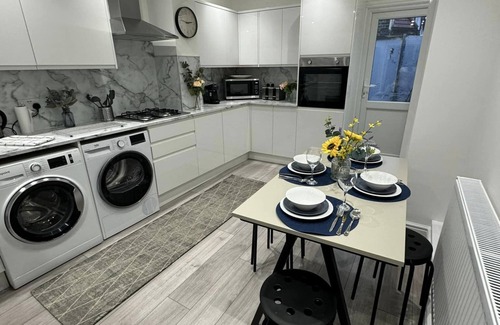 Canning Town North House | Modern 5 Bed near ExCel - Big Ben with FAST WI FI