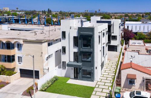Mid City Villa | Modern 5 Bedroom Masterpiece With Rooftop Deck