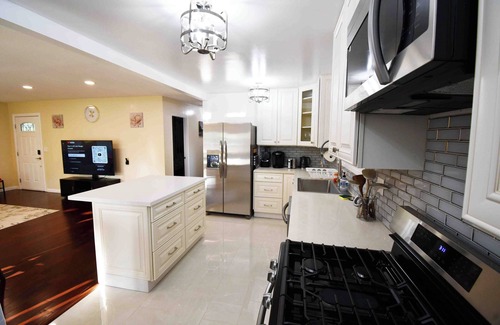 Canoga Park House | Modern 5 Beds 3 Bedrooms 2 Baths House near Mall Costco Walmart Freeway 101, 118