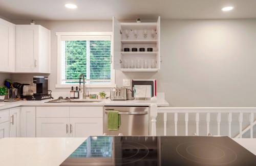 Bryn Mawr-Skyway House | Modern 5Bd+3Ba Remodeled Home with AC, Wifi, BBQ, Backyard in brilliant Seattle