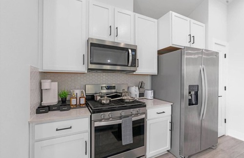 University Hills and Windsor Park House | Modern 5BR Austin Home Walking Distance to SXSW Bars and Downtown Hotspots