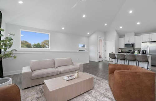 University Hills and Windsor Park House | Modern 5BR Austin Home Walking Distance to SXSW Bars and Downtown Hotspots