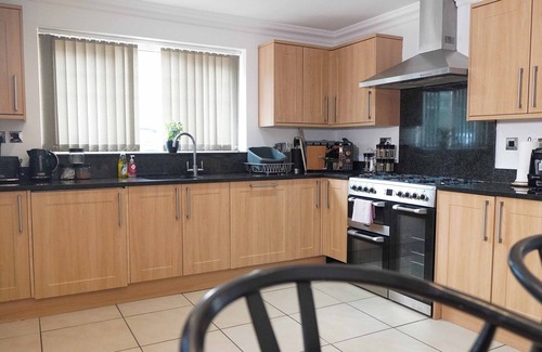 Marston Green Apartment | Modern 5BR Home 5mins to HS2, JLR, NEC Birmingham - Smart TV, Wifi, Free Parking