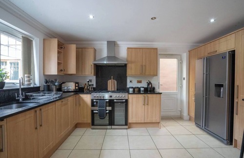 Marston Green Apartment | Modern 5BR Home 5mins to HS2, JLR, NEC Birmingham - Smart TV, Wifi, Free Parking