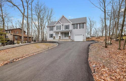 East Stroudsburg Villa | Modern 5BR, Kid-Friendly Home In Poconos with Pool Table