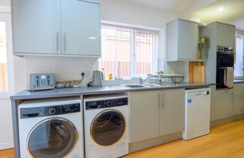Stonnall House | Modern 7 Bedrooms & 4 Baths - Smart TV, WIFI, Washer/Dryer & Parking NEC, JLR