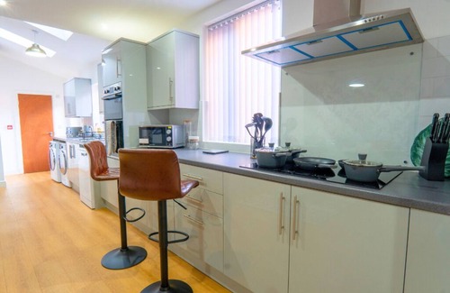Stonnall House | Modern 7 Bedrooms & 4 Baths - Smart TV, WIFI, Washer/Dryer & Parking NEC, JLR