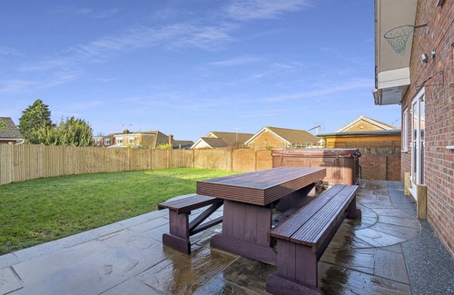Gravesend House | Modern 8-Bed Home: Parking, Wi-Fi, 5 mins to Town