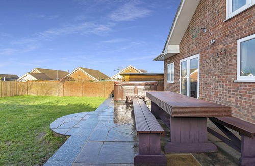 Gravesend House | Modern 8-Bed Home: Parking, Wi-Fi, 5 mins to Town