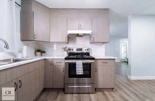 North Central Edmonton House | Modern 9 bed Home 2 Kitchens Easy Downtown Access & Free Parking Sleeps 13