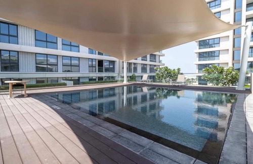 Muharraq Apartment | Modern apartment l Pool + Acess Marasi beach.